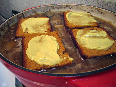 adding the pain d'épice to the carbonade